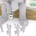 Gigante sentado em uma pilha de dólares