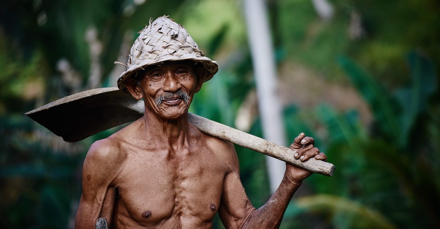 Trabalhador rural com pá nas costas